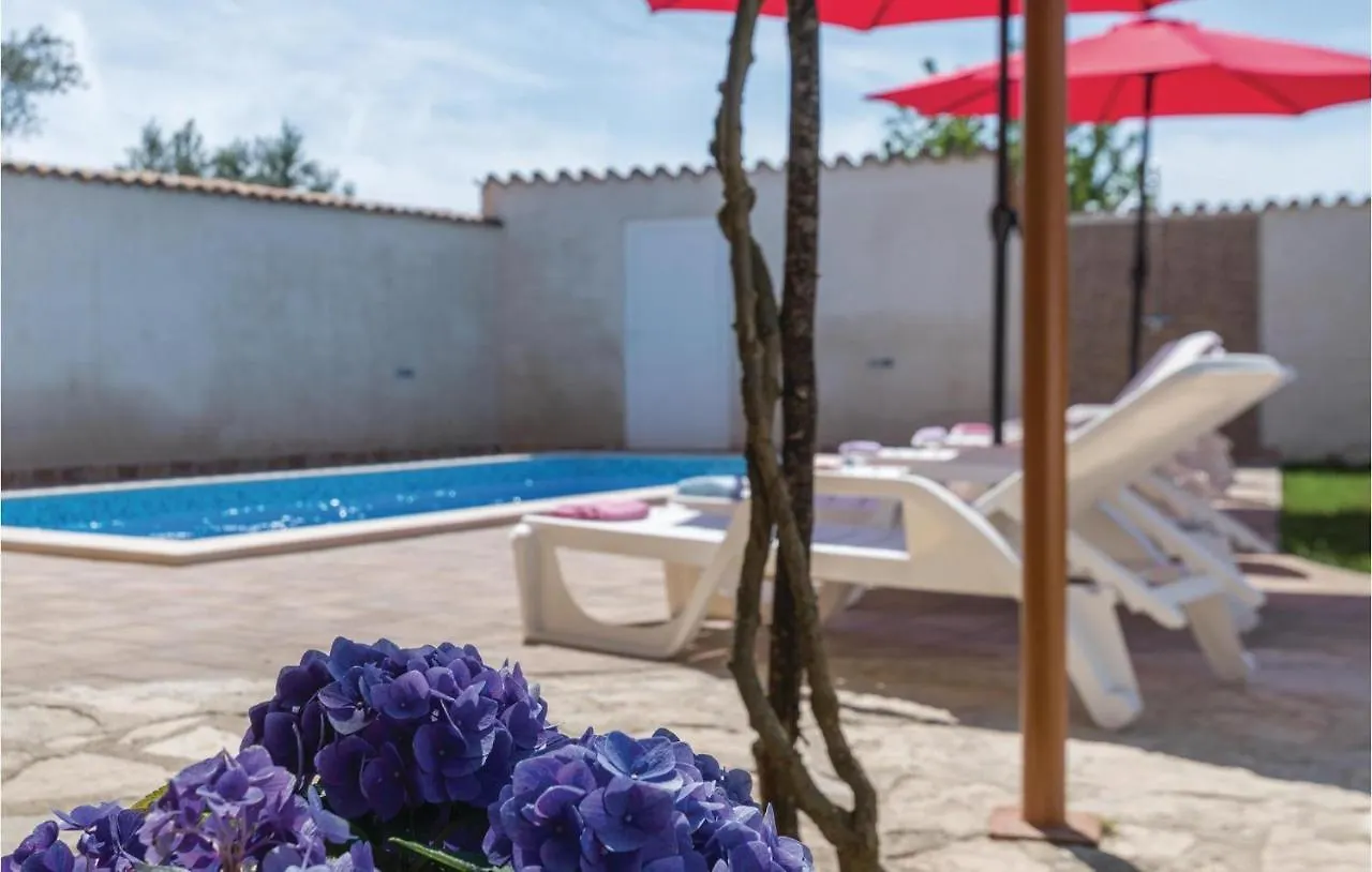 3 Bedroom Beautiful Home In Gajana Holiday home